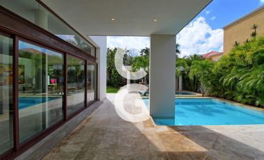 Casa en Venta en Cancun en Residencial Villa Magna Con Amplio Jardin