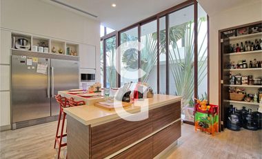 Casa en Venta en Cancun en Residencial Villa Magna Con Amplio Jardin