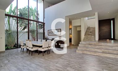 Casa en Venta en Cancun en Residencial Villa Magna Con Amplio Jardin