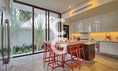 Casa en Venta en Cancun en Residencial Villa Magna Con Amplio Jardin