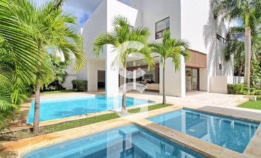 Casa en Venta en Cancun en Residencial Villa Magna Con Amplio Jardin