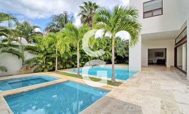 Casa en Venta en Cancun en Residencial Villa Magna Con Amplio Jardin