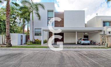 Casa en Venta en Cancun en Residencial Villa Magna Con Amplio Jardin