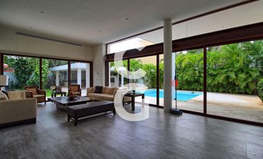 Casa en Venta en Cancun en Residencial Villa Magna Con Amplio Jardin