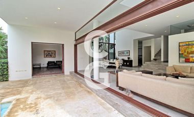 Casa en Venta en Cancun en Residencial Villa Magna Con Amplio Jardin