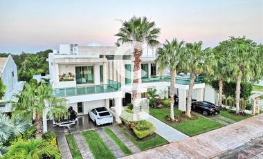 Casa en Venta en Cancún Residencial Lagos Del Sol con Jacuzzi y Paneles Solares