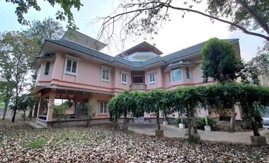 House for sale with land 2 rai, 3 floors, British style, next to the Ping River, Chom Thong, Chiang Mai, on the land of the dragon belly.