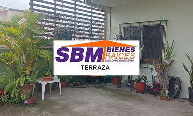 En Machala en Av. 25 de Junio y Babahoyo se Vende Casa Rentera Comercial con 2 Locales Comerciales y 3 Departamentos