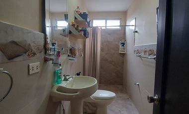 En Machala en Av. 25 de Junio y Babahoyo se Vende Casa Rentera Comercial con 2 Locales Comerciales y 3 Departamentos