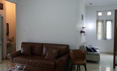 DIJUAL RUMAH POSISI HOOK TENGAH KOTA BERNUANSA MINIMALIS LOKASI DALAM PERUMAHAN WIKA AMAN NYAMAN HARGA NEGO