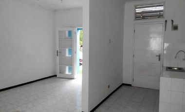 DIJUAL RUMAH POSISI HOOK TENGAH KOTA BERNUANSA MINIMALIS LOKASI DALAM PERUMAHAN WIKA AMAN NYAMAN HARGA NEGO