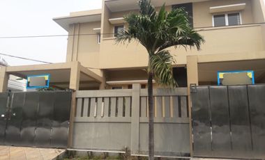 Rumah bagus 2 lantai di Taman Semanan Indah dengan lebar jalan 4 mobil