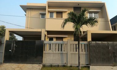 Rumah bagus 2 lantai di Taman Semanan Indah dengan lebar jalan 4 mobil