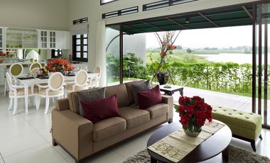 Tarubhawana istimewa tidak nempel depan taman