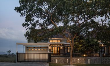 Tarubhawana istimewa tidak nempel depan taman