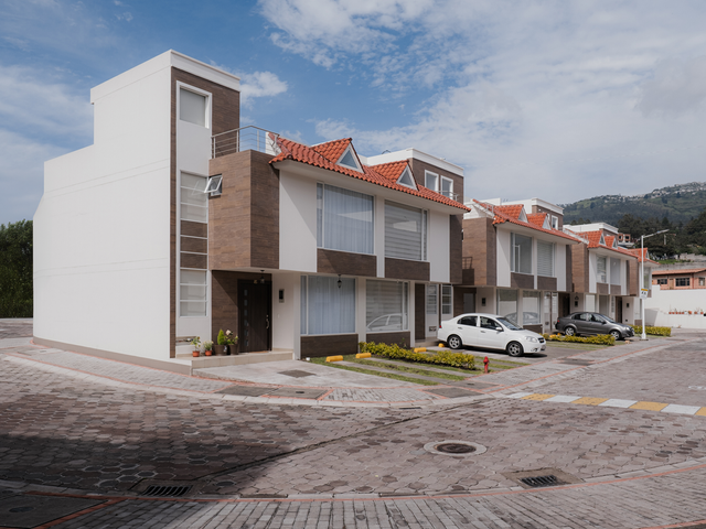 Casas en venta sector Valle de Los Chillos / Conocoto - Conjunto La Giralda